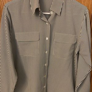 Like new Women’s dressy long sleeve button up blouse